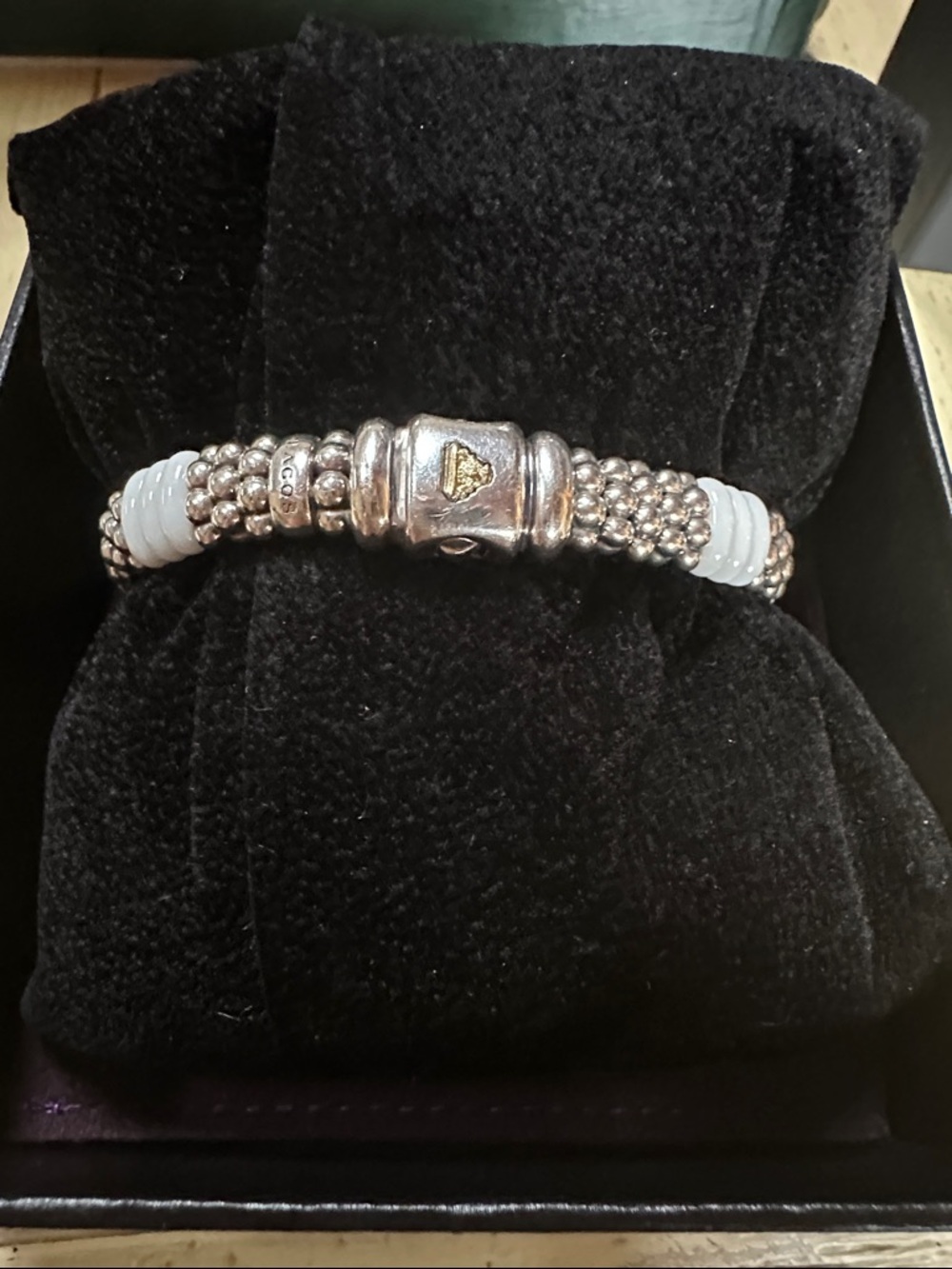 Lagos sterling silver with white ceramic
Rondelle & caviar bead bracelet 💗
